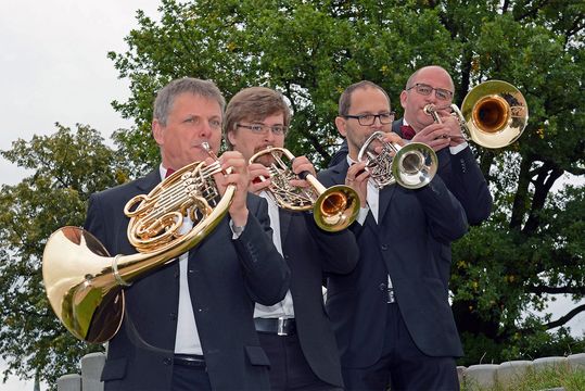 Blechbläserensembles „Bautzener Stadtpfeifer“ Vier Männer spielen auf Blechblasinstrumenten