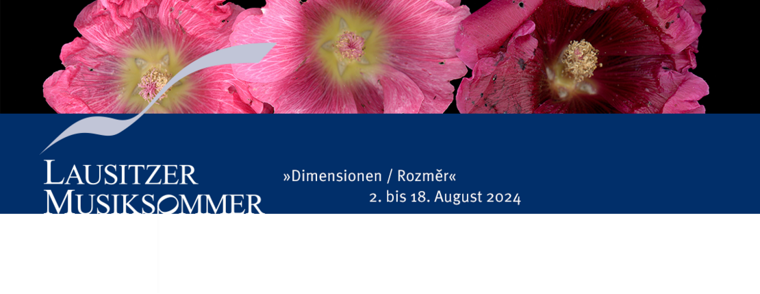 Kopfbild mit Logo Lausitzer Musiksommer, Stockrosen und Motto »Dimensionen / Rozměr« und Datum 2. bis 18. August 2024